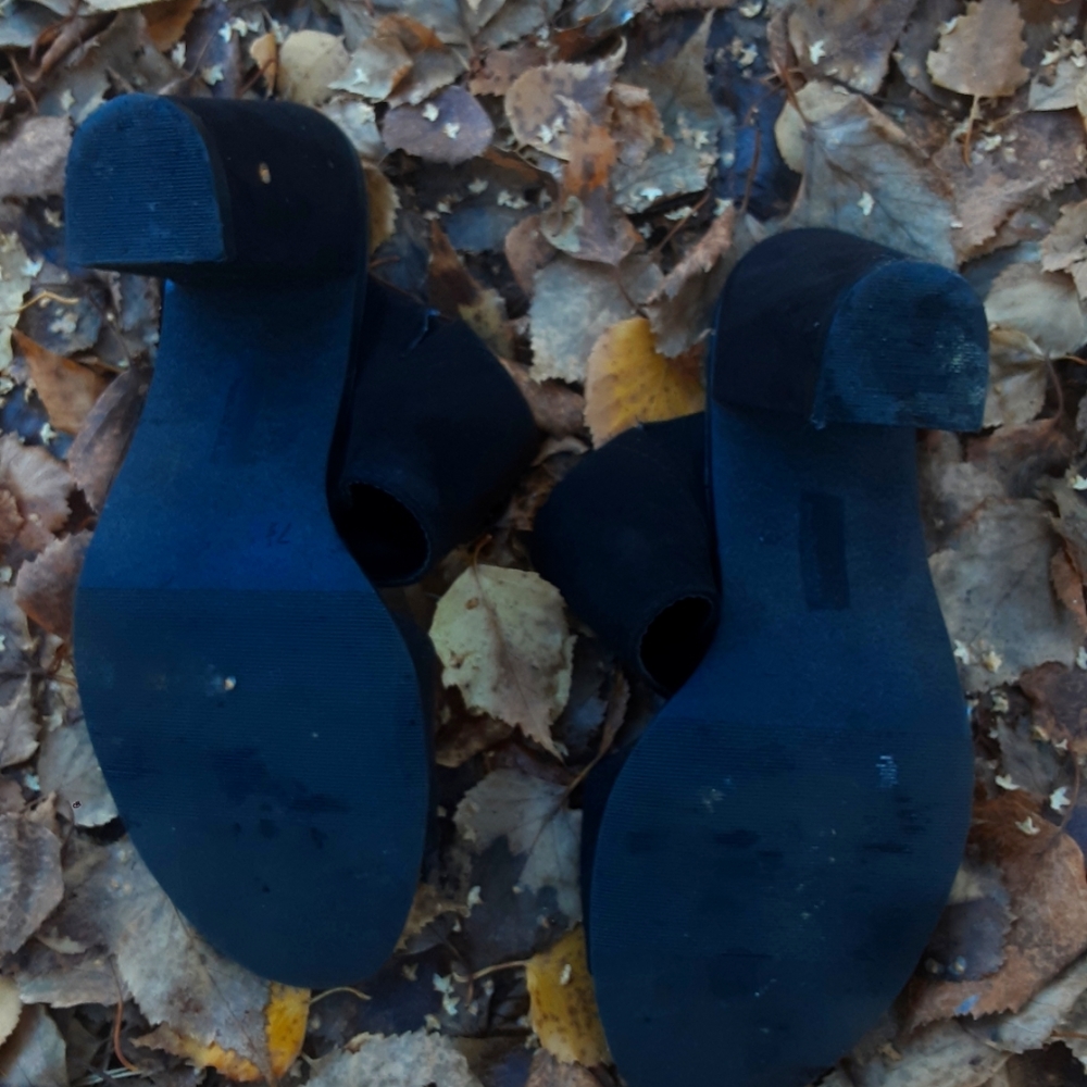 Woman's y.not Black Heels - Picture 5 of 7